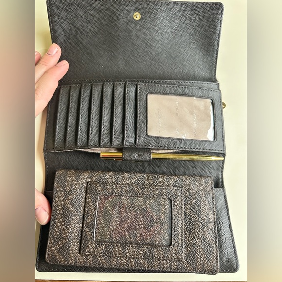 Michael Kors Jet Set Checkbook & Wallet Set Brown - Picture 4 of 7
